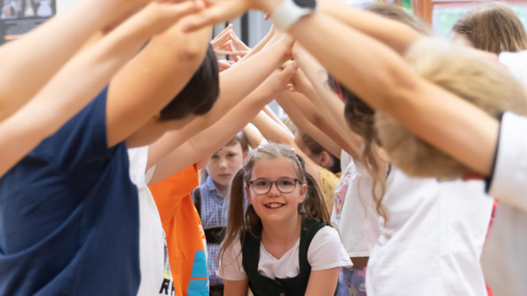 Kinder tanzen steirischen Volkstanz