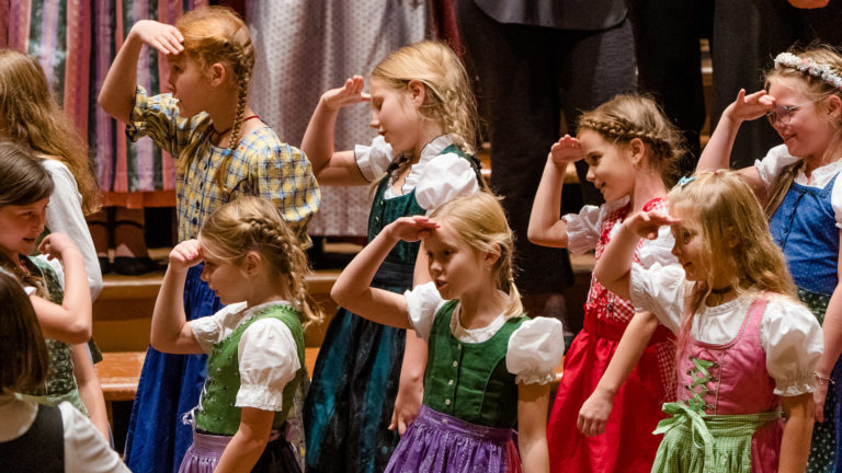 Kinderchor, der traditionelles, steirisches Liedgut singt