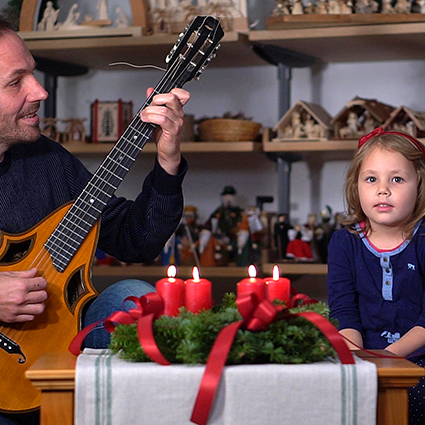 Weihnachtsliedersingen in der Familie