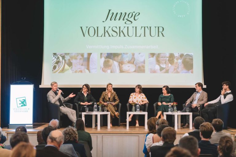 Podiumsdiskussion im Rahmen des Netzwerktreffens "Junge Volkskultur" im Heimatsaal in Graz am 05.10.2023