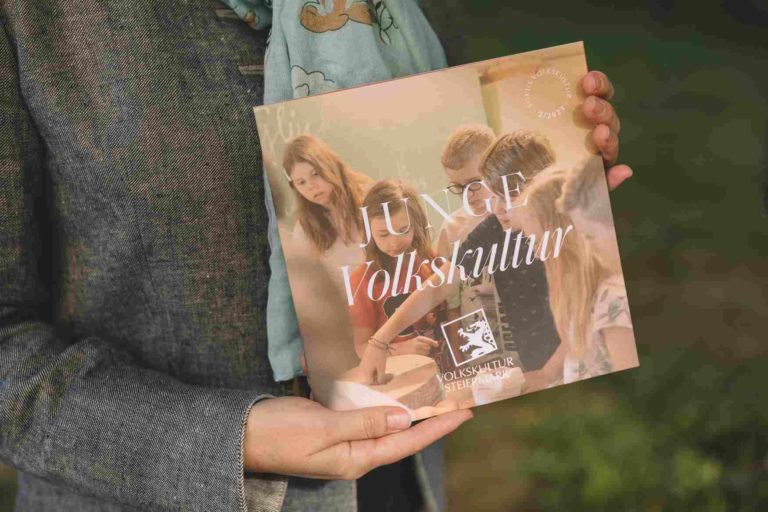 In der Broschüre "Junge Volkskultur" werden die Erlebnisfelder zum Projekt "Volkskultur macht Schule" erklärt.