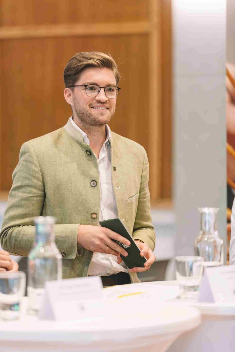 Simon Koiner-Graupp hat als Geschäftsführer der Volkskultur Steiermark GmbH interessierten Teilnehmern und Pressevertretern das Projekt "Junge Volkskultur" und die Plattform "Volkskultur macht Schule" vorgestellt.