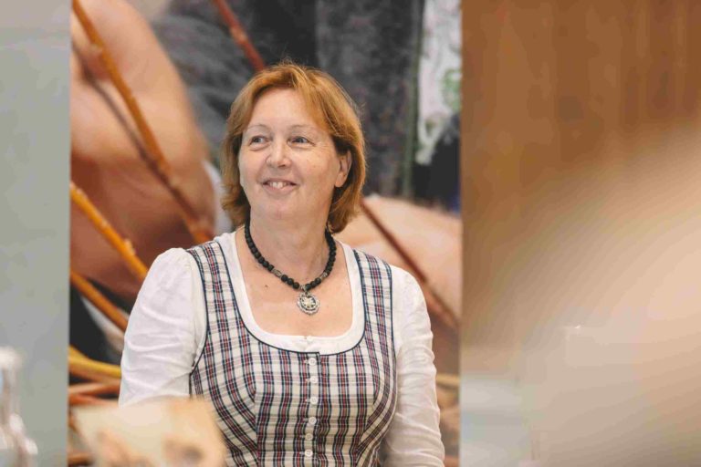Zita Maitz (ARGE Volkstanz) bei der Präsentation von "Volkskultur macht Schule"