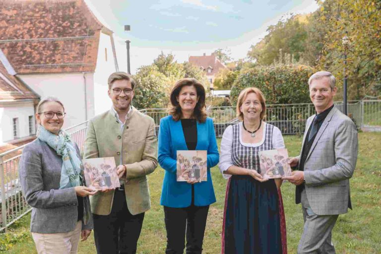 Pressefoto zur Präsentation der neuen Zeitschrift "Junge Volkskultur" im Garten vom Heimatsaal des Volkskundemuseum am Paulustor. vlnr: Eva Heimann und Simon Koiner-Graupp (Volkskultur Steiermark), Barbara Riener (KO LAbgd.), Zita Maitz (ARGE Volkstanz), Thomas Brunner (Steir. Blasmusikverband)