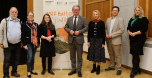 Bekanntgabe der 50 prämierten Objekt(geschichten). v.l.: Johannes Pfandl (Museum Oberzeiring), Eva Heizmann (Volkskultur Steiermark GmbH), Barbara Schönhart (Museumsforum Steiermark), Landeshauptmann Christopher Drexler, Gabriela Jedliczka (Museum Pfeilburg Fürstenfeld), Direktor Marko Mele (Universalmuseum Joanneum), Claudia Unger (Abteilung Volkskunde). © J. J. Kucek