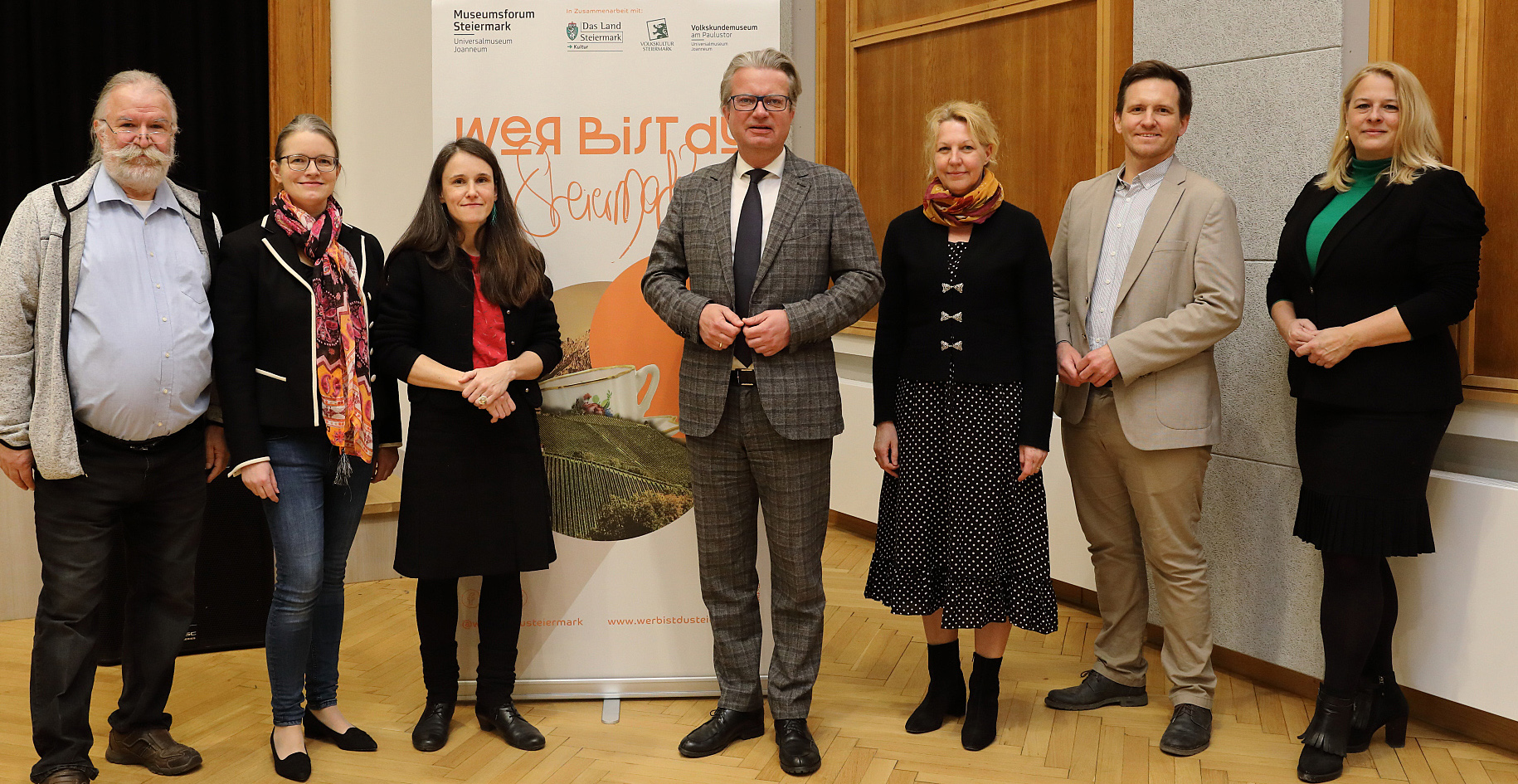 Bekanntgabe der 50 prämierten Objekt(geschichten). v.l.: Johannes Pfandl (Museum Oberzeiring), Eva Heizmann (Volkskultur Steiermark GmbH), Barbara Schönhart (Museumsforum Steiermark), Landeshauptmann Christopher Drexler, Gabriela Jedliczka (Museum Pfeilburg Fürstenfeld), Direktor Marko Mele (Universalmuseum Joanneum), Claudia Unger (Abteilung Volkskunde). © J. J. Kucek