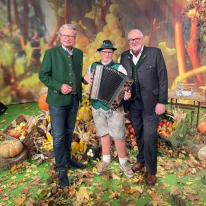 LH Christopher Drexler und Landesdirektor Gerhard Koch gratulieren Laurenz Schlager zum Sieg.
