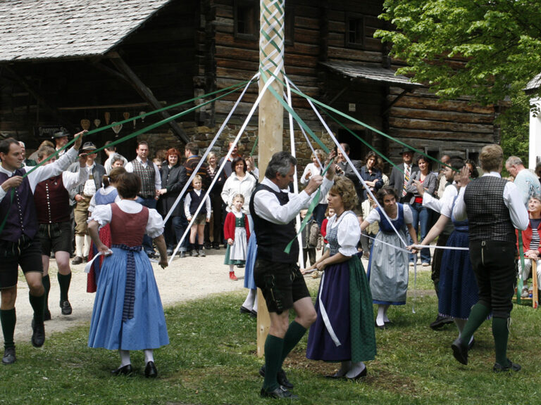 Bandltanz rund um den Maibaum