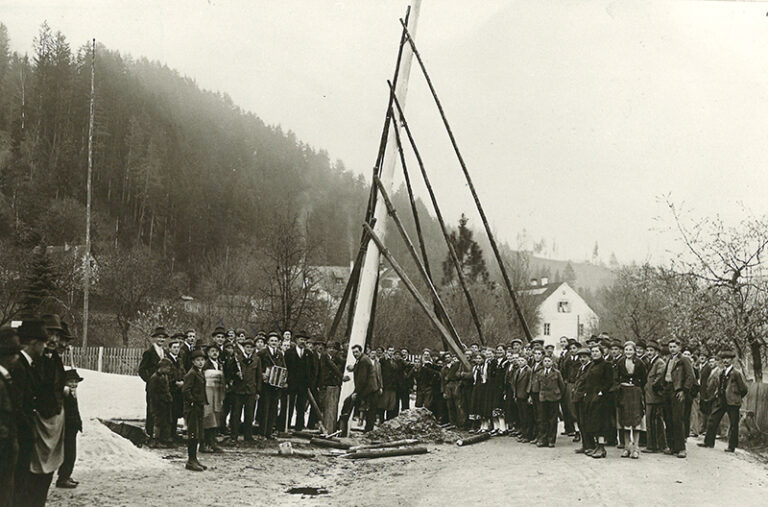 Maibaum-Aufstellen