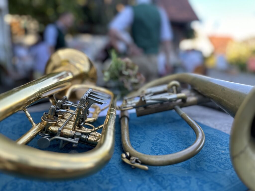 Blasinstrumente liegen auf einem Tisch