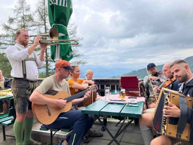 Musiker spielen auf einer Terrasse groß auf