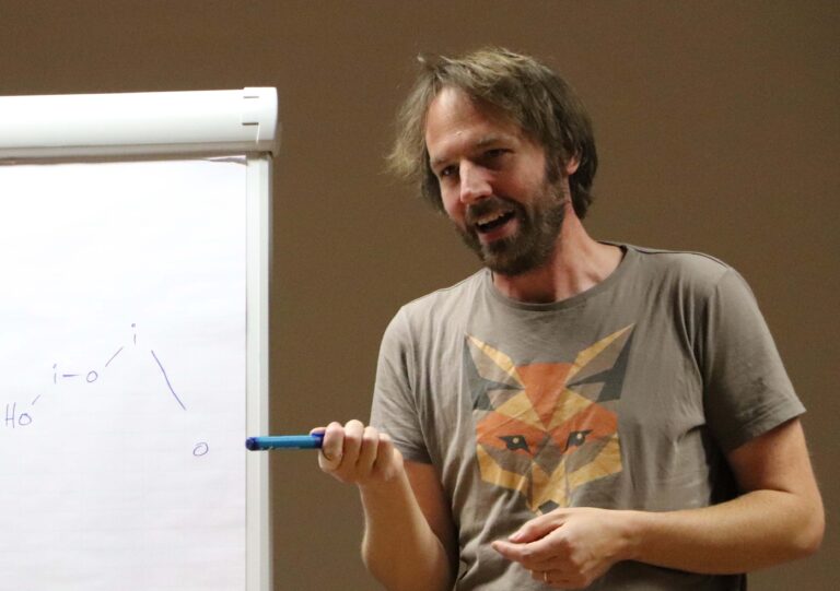 Ein Referent des Steirischen Volksliedwerks erklärt den Jodler akustisch und auch mit Stift und Papier.