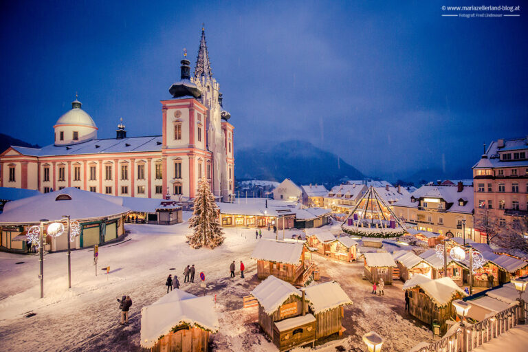 Die Basilika und Mariazell sind bedeckt von Schnee