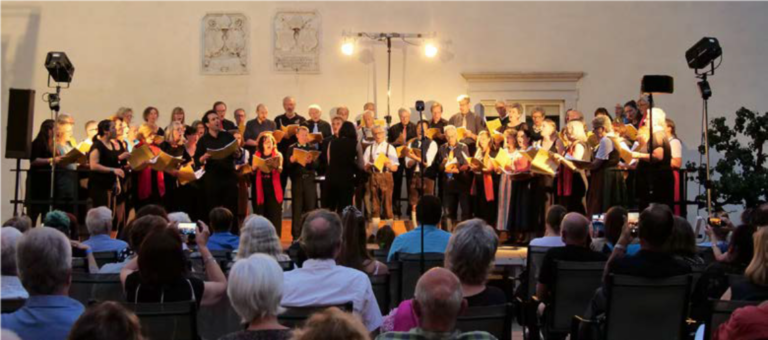 Der Chor der St. Martiner Singwoche singt vor dem Publikum
