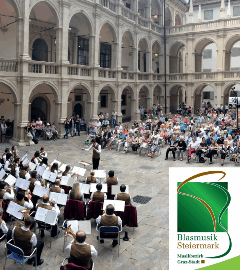 Blasmusikkonzert im Landhaushof vor Publikum