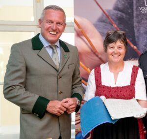 Landeshauptmann Kunasek und Doris Grassmugg mit Handschrift der Sammlung Klachler
