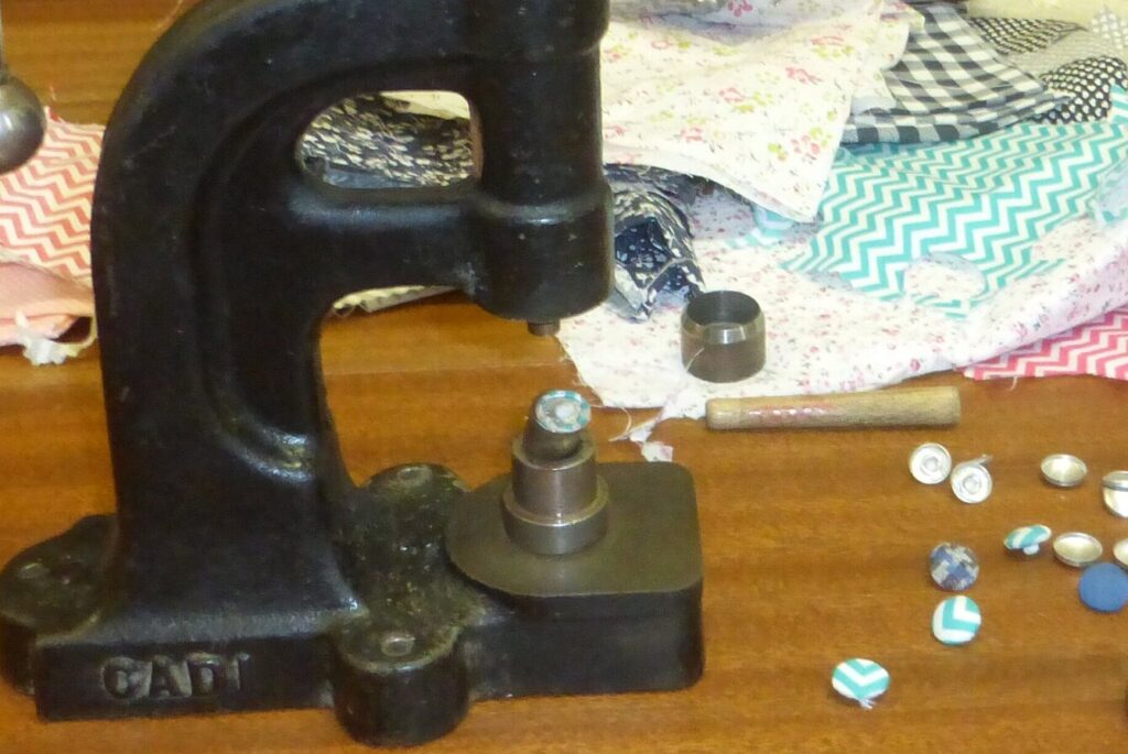 Knöpfe selbst herstellen mit der Knopfmaschine