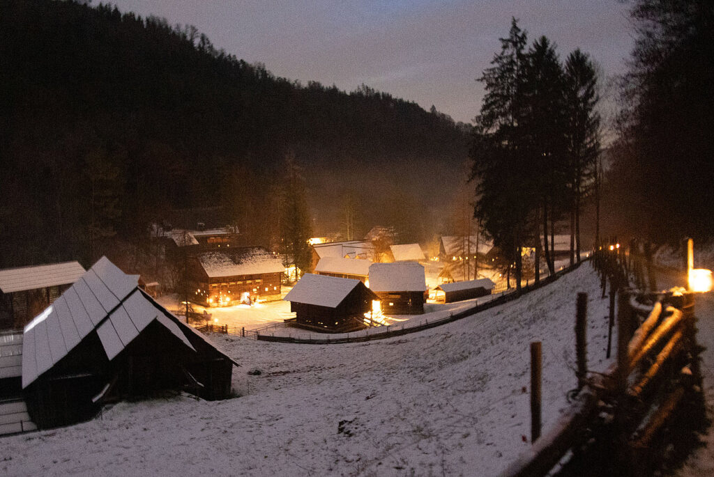 Bild des beleuchteten Museumsdorfes im Winter