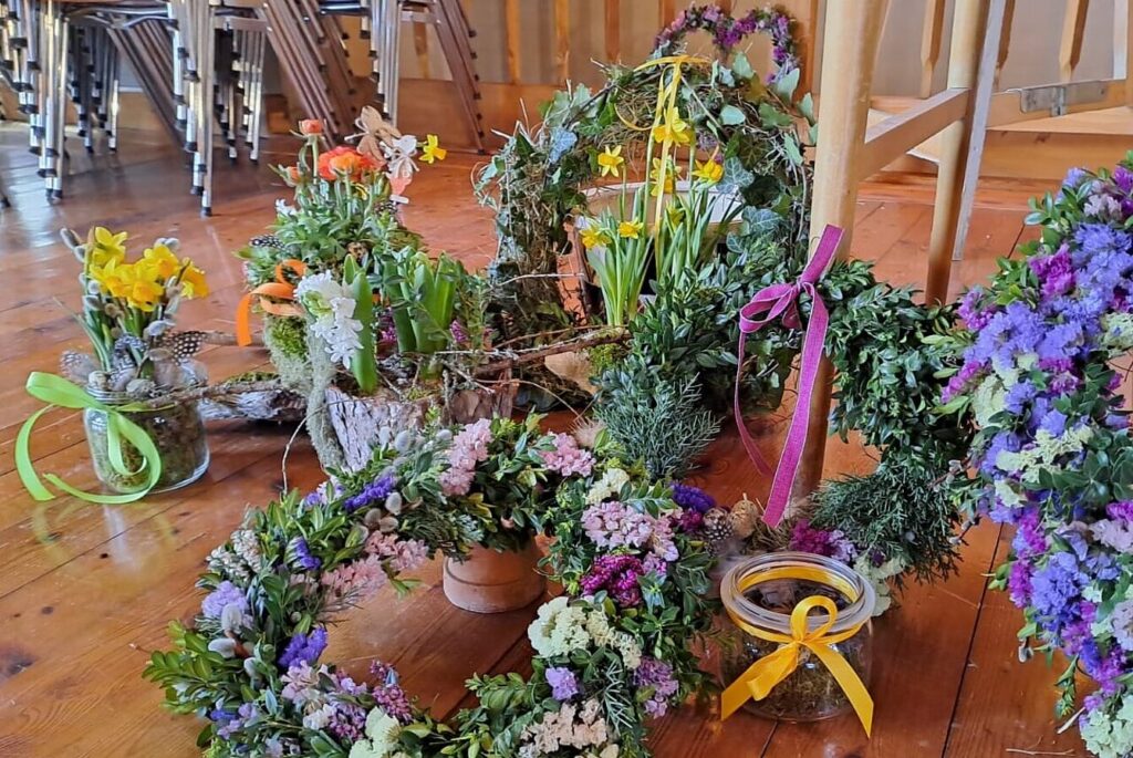 Viele selbstgebastelte Blumensträuße auf einem Tisch