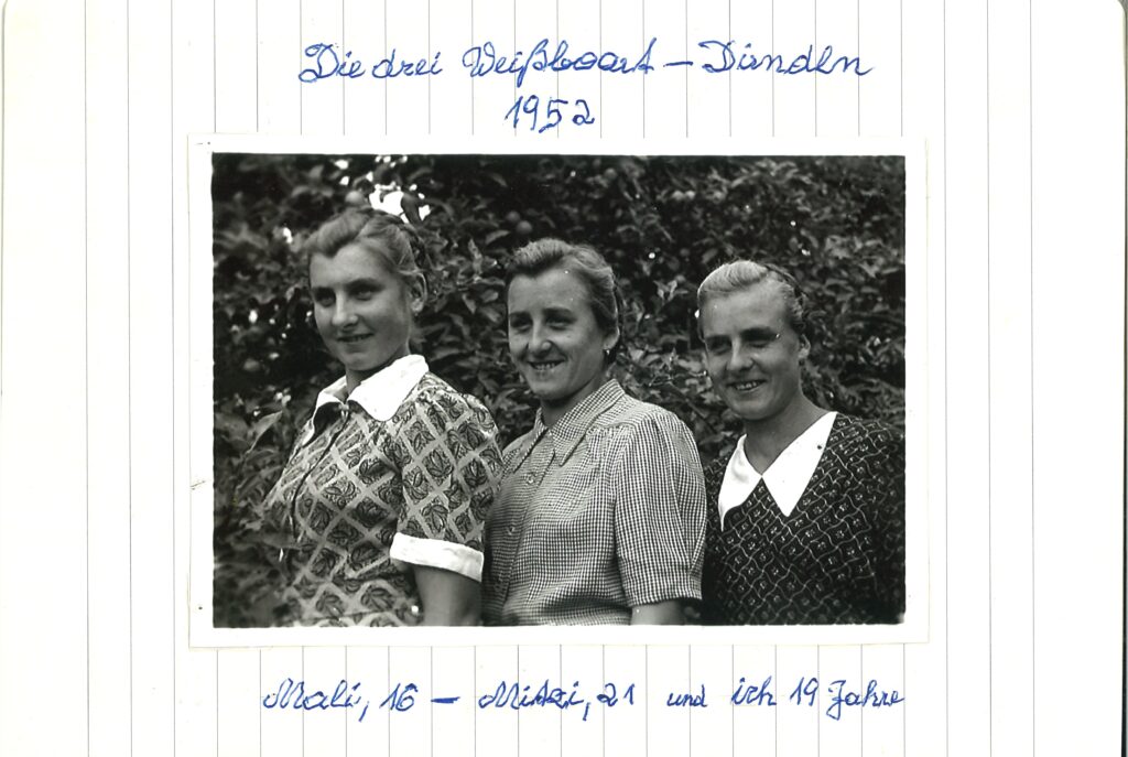 Die drei Weißboart-Dirndln im Jahr 1952. Mali damals 16, Mitzi mit 21 und Hilde Rauch als 19 jähriges Mädel bilden die Gleichenberger Dorffrauen.