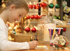 Ein junges Mädchen sitzt an einem Tisch und arbeitet an einem Bastelprojekt.