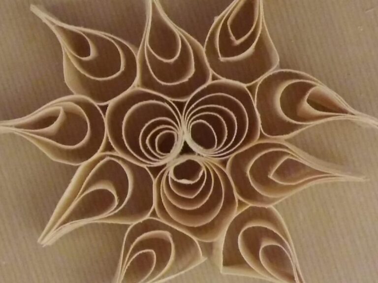 Nahaufnahme einer aus Papier gefertigten Blume