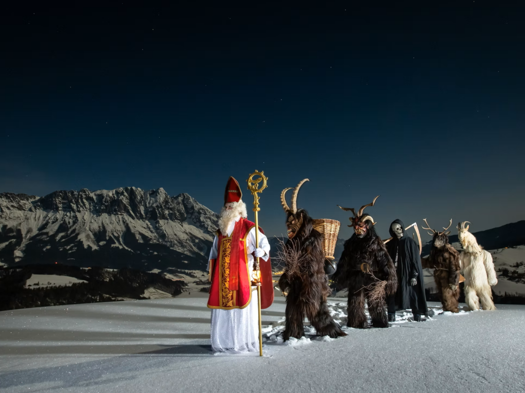 Der Nikolaus, der Sensenmann und die Krampusse wandern durch den Schnee